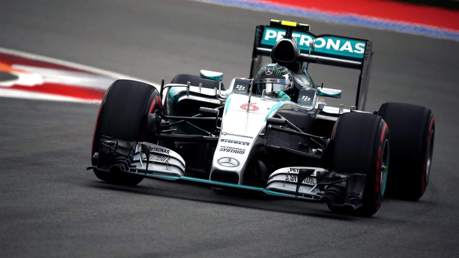 Qualifying - Rosberg Beats Hamilton To Sochi Pole