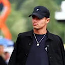 Lando keeps it sleek in an all-black fit, pairing a Quadrant cap with layered streetwear