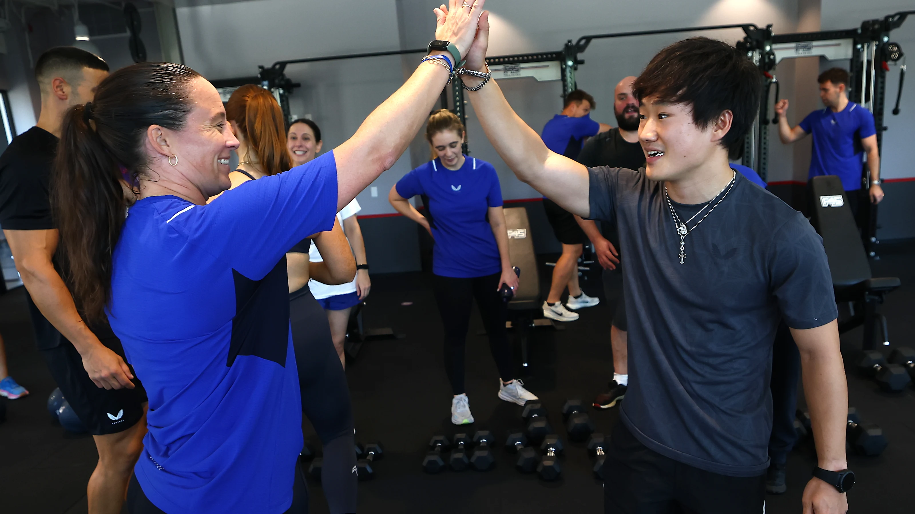 AUSTIN, TEXAS - OCTOBER 15: Yuki Tsunoda of Japan and Oracle Red Bull Racing greets F45 athletes at