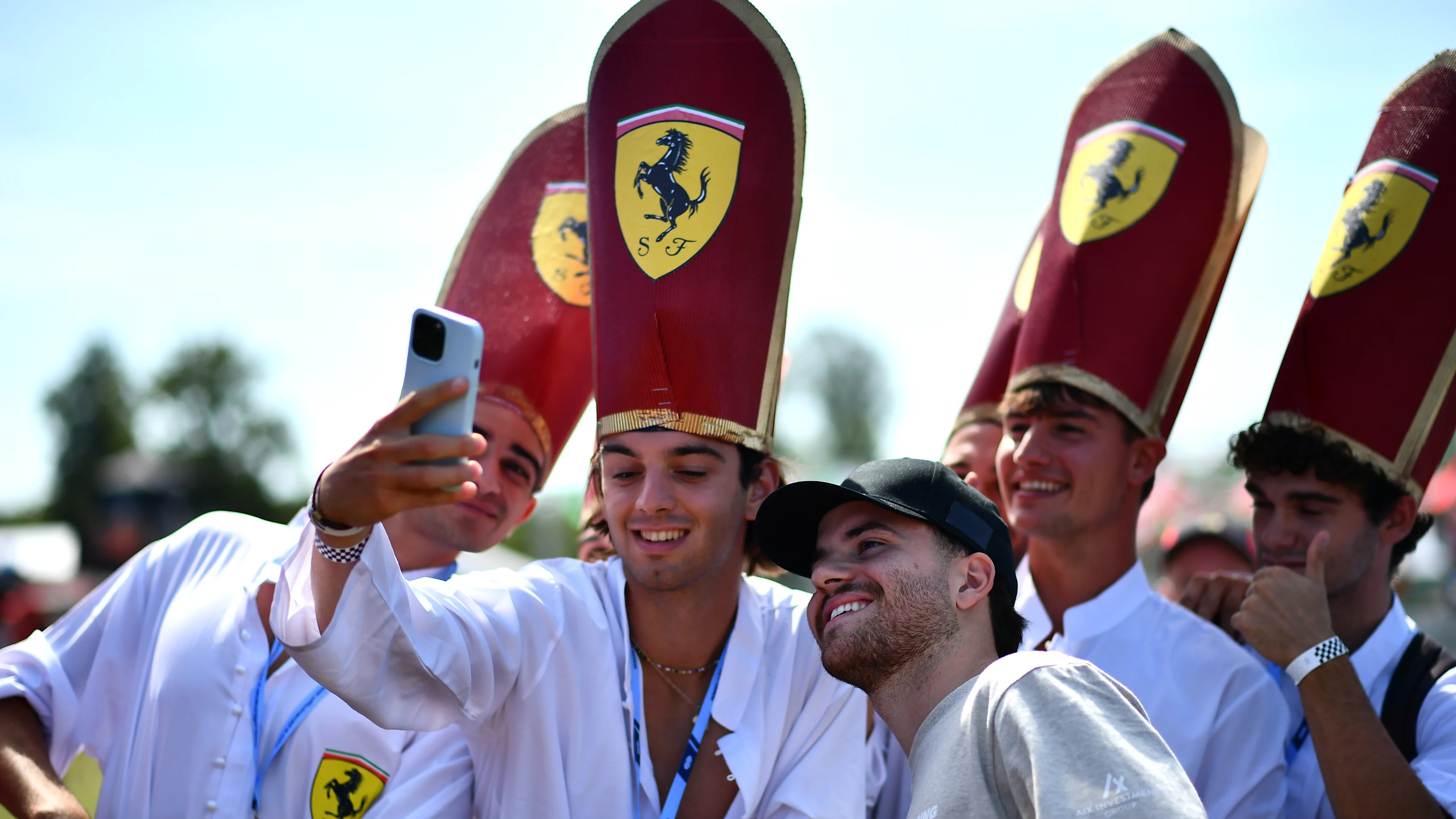 The legendary “Pope lads” returned – papal hats and Ferrari blessings included – keeping Monza’s fan theatre alive. Swipe for more
