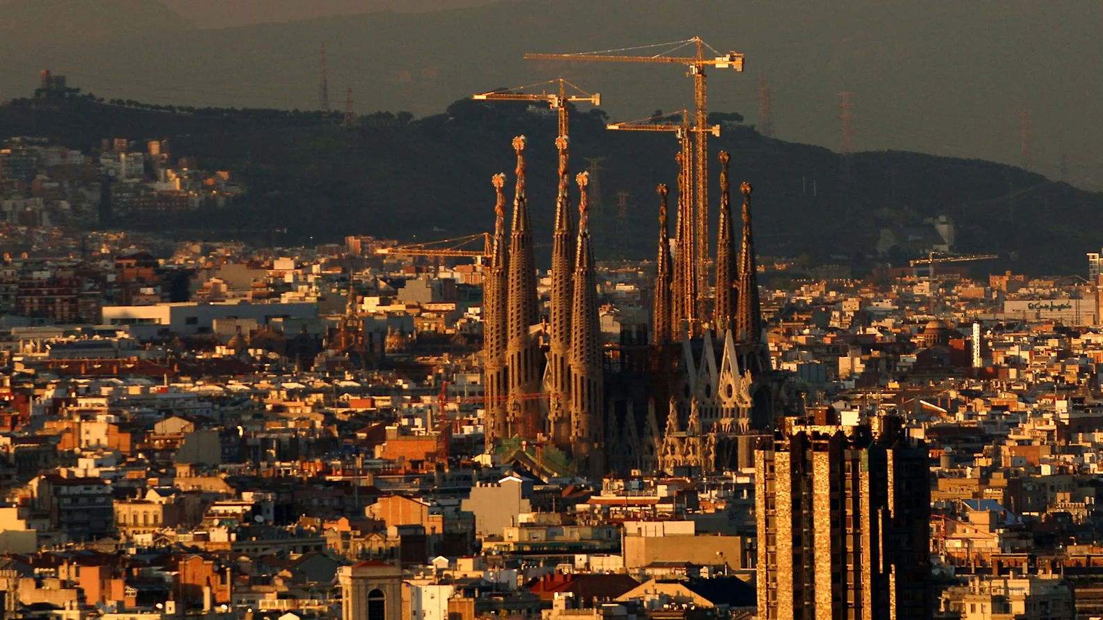 Barcelona skyline. Formula One World Championship, Rd5, Spanish Grand Prix, Preparations,