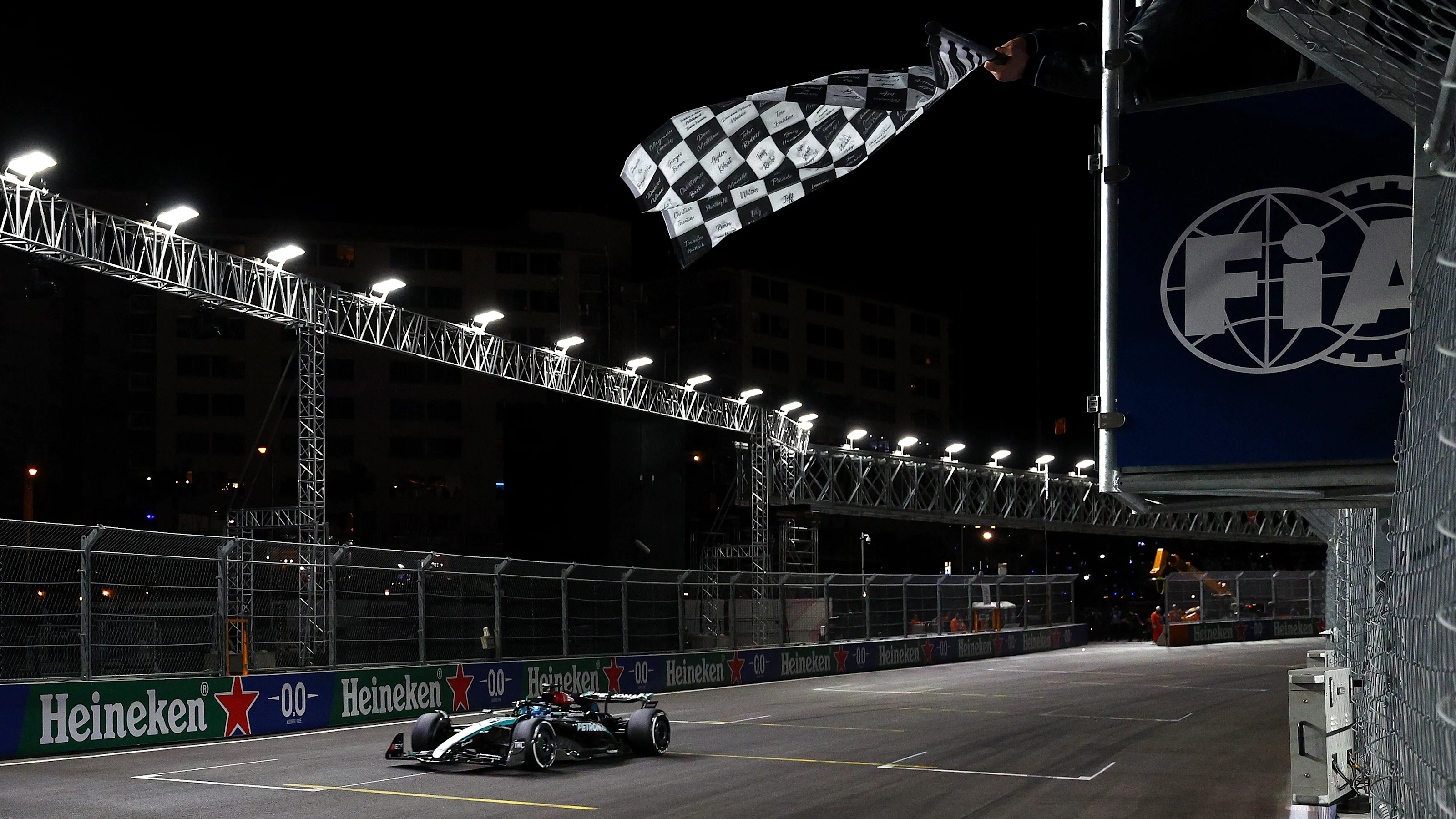 LAS VEGAS, NEVADA - NOVEMBER 23: Race winner George Russell of Great Britain driving the (63)
