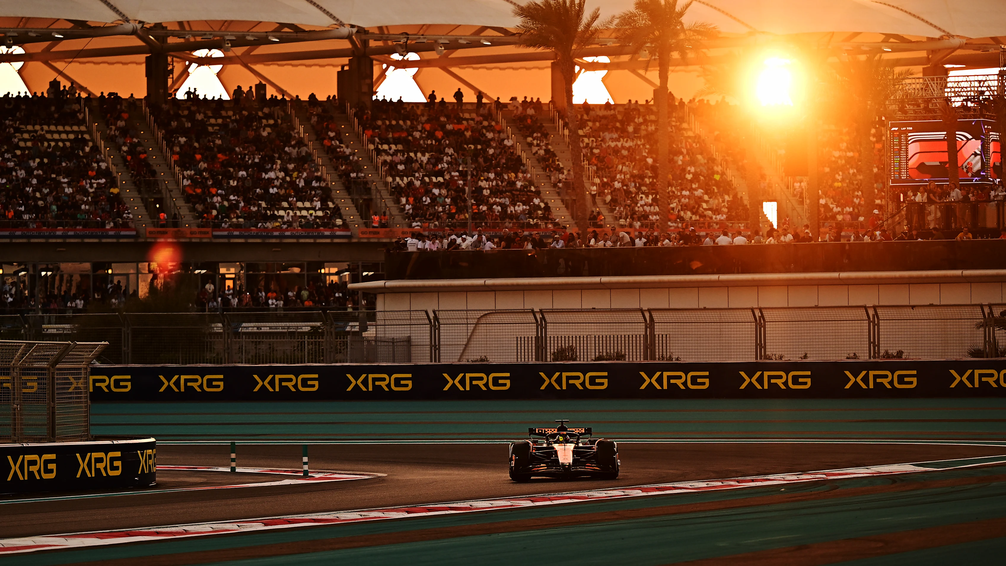 ABU DHABI, UNITED ARAB EMIRATES - DECEMBER 08: Oscar Piastri of Australia driving the (81) McLaren