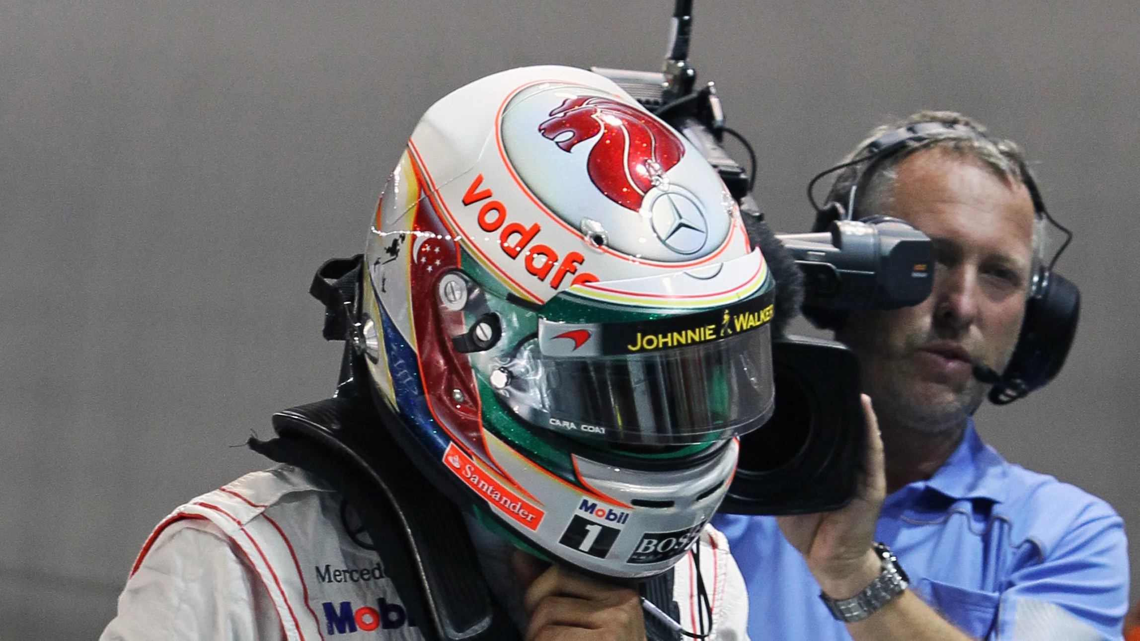 Lewis Hamilton (GBR) McLaren in parc ferme.\nFormula One World Championship, Rd14, Singapore Grand