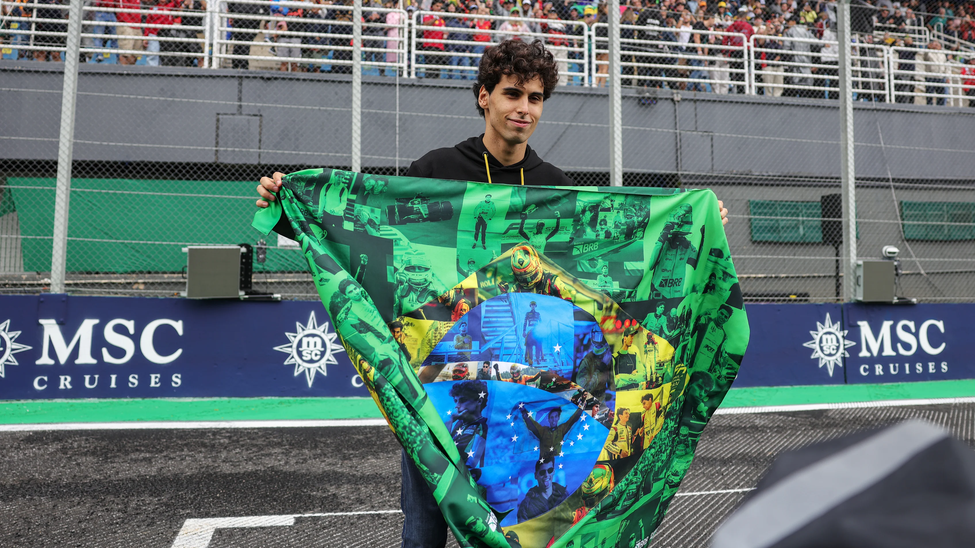 SAO PAULO, BRAZIL - NOVEMBER 09: Gabriel Bortoleto of Brazil and Stake F1 Team Kick Sauber on the