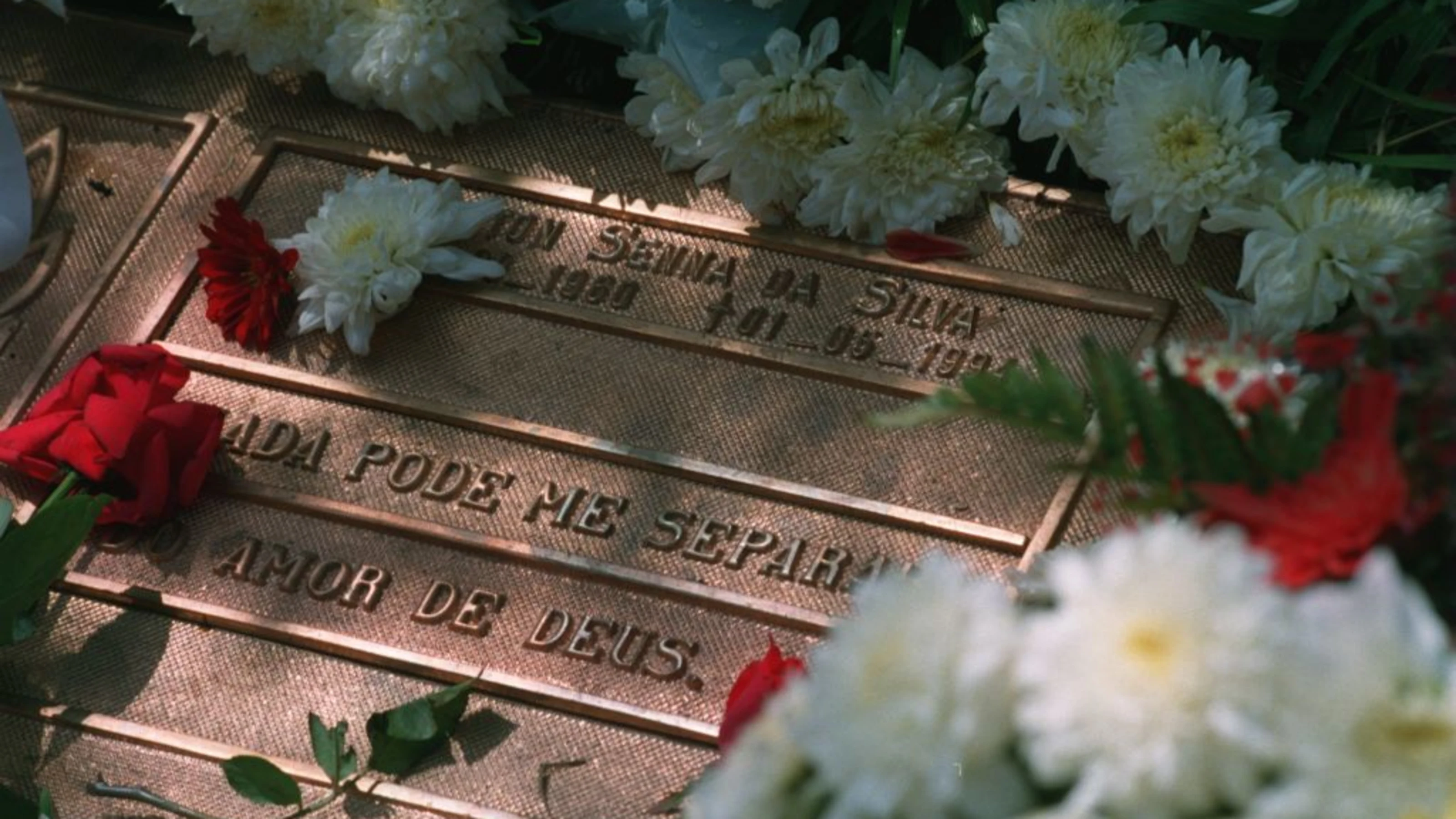 23 MAR 1995:  FLORAL TRIBUTES SURROUND THE GRAVE OF FORMER WORLD CHAMPION AYRTON SENNA OF BRAZIL AT