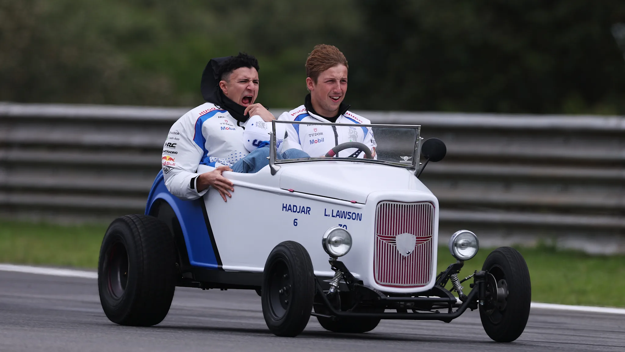 Drivers’ Parade Chaos: Sainz, Albon Push for Victory