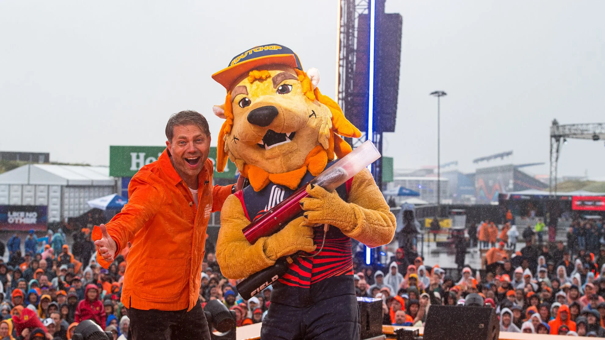 There’s loads of entertainment and giveaways at the Main Stage. Swipe for more images...