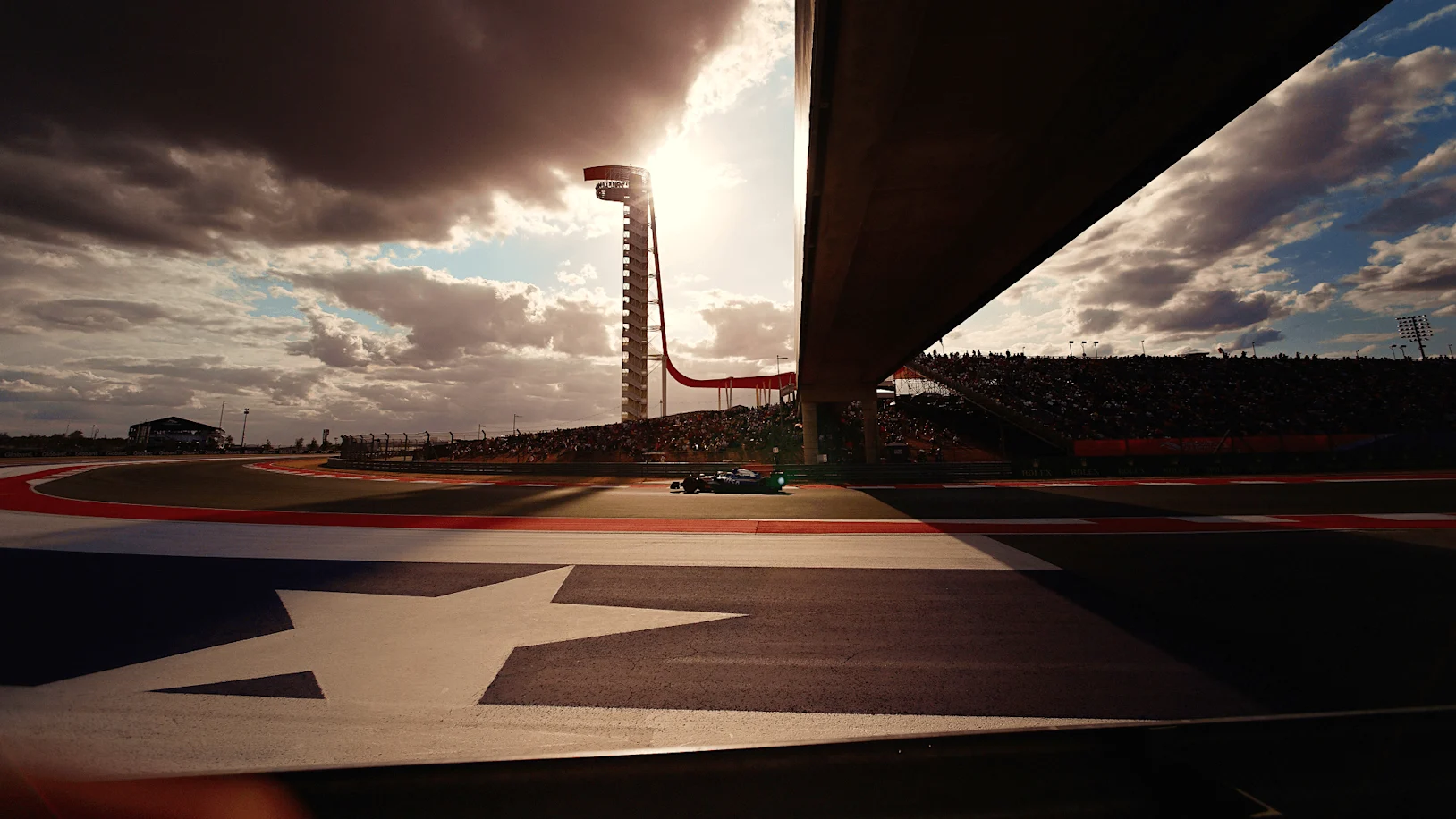 BAHRAIN INTERNATIONAL CIRCUIT, BAHRAIN - APRIL 08: Sebastian Vettel, Ferrari SF71H, leads Valtteri Bottas, Mercedes AMG F1 W09, Kimi Raikkonen, Ferrari SF71H, and the rest of the field at the start of the race during the Bahrain GP at Bahrain International Circuit on April 08, 2018 in Bahrain International Circuit, Bahrain. (Photo by Andy Hone / LAT Images)
