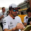 Fernando Alonso (ESP) McLaren signs autographs for the fans at Formula One World Championship, Rd3, Chinese Grand Prix, Preparations, Shanghai, China, Thursday 14 April 2016. © Sutton Motorsport Images