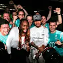 Race winner Lewis Hamilton (GBR) Mercedes AMG F1 celebrates with Venus Williams (USA) Tennis PLayer and the team at Formula One World Championship, Rd18, United States Grand Prix, Race, Circuit of the Americas, Austin, Texas, USA, Sunday 23 October 2016. © Sutton Images