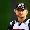 SINGAPORE, SINGAPORE - SEPTEMBER 30: Valtteri Bottas of Finland and Alfa Romeo F1 walks in the Paddock prior to practice ahead of the F1 Grand Prix of Singapore at Marina Bay Street Circuit on September 30, 2022 in Singapore, Singapore. (Photo by Clive Mason/Getty Images,)