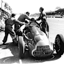 Juan Manuel Fangio (Alfa Romeo 158) takes a pitstop. 1950 British Grand Prix.
Silverstone, England. 11-13 May 1950. World Copyright - LAT Photographic
