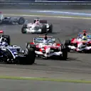 Nico Rosberg (Williams) races on with a damaged front wing after tapping Nick Hedifeld (BMW-Sauber) into a spin at the first corner. 2006 Bahrain Grand Prix, 
Bahrain International Circuit, Sakhir, Bahrain, 9th - 12th March 2006. © LAT Photographic