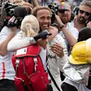 AUTODROMO HERMANOS RODRIGUEZ, MEXICO - OCTOBER 28: Lewis Hamilton, Mercedes AMG F1 and Angela Cullen, PA, physio and trainer celebrate in parc ferme during the Mexican GP at Autodromo Hermanos Rodriguez on October 28, 2018 in Autodromo Hermanos Rodriguez, Mexico. (Photo by Manuel Goria / Sutton Images)