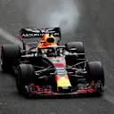 AUTODROMO HERMANOS RODRIGUEZ, MEXICO - OCTOBER 28: Daniel Ricciardo, Red Bull Racing RB14, suffers an engine failure during the Mexican GP at Autodromo Hermanos Rodriguez on October 28, 2018 in Autodromo Hermanos Rodriguez, Mexico. (Photo by Joe Portlock / LAT Images)