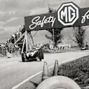 Jack Brabham, Cooper T51-Climax, 4th position, leads Bruce McLaren, Cooper T45-Climax, 1st position, action. 1959 United States Grand Prix. Sebring, United States. 12 December 1959. © LAT Photographic