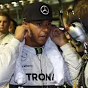 Lewis Hamilton keeps cool on the grid with the help of a cold towel. Sinagpore, 2014. © Sutton Motorsport Images