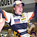 Fernando Alonso (ESP) Renault celebrates victory with the team.
Formula One World Championship, Rd 15, Singapore Grand Prix, Race, Marina Bay Street Circuit, Singapore, Sunday 28 September 2008.

BEST IMAGE © © Sutton Motorsport Images