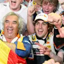 Fernando Alonso (ESP) Renault celebrates victory with Flavio Briatore (ITA) Renault Team Principal and the team.
Formula One World Championship, Rd 15, Singapore Grand Prix, Race, Marina Bay Street Circuit, Singapore, Sunday 28 September 2008.

BEST IMAGE © © Sutton Motorsport Images