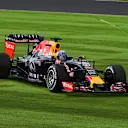 Daniel Ricciardo (AUS) Red Bull Racing RB11 takes a trip across the grass on lap one with a rear puncture at Formula One World Championship, Rd14, Japanese Grand Prix, Race, Suzuka, Japan, Sunday 27 September 2015. © Sutton Motorsport Images