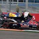 Nico Hulkenberg (GER) Force India VJM08 and Marcus Ericsson (SWE) Sauber C34 crash on lap one at Formula One World Championship, Rd15, Russian Grand Prix, Race, Sochi Autodrom, Sochi, Krasnodar Krai, Russia, Sunday 11 October 2015. © Sutton Motorsport Images