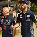 Johnny Herbert (GBR) Sky TV and Daniel Ricciardo (AUS) Red Bull Racing at Formula One World Championship, Rd13, Singapore Grand Prix, Practice, Marina Bay Street Circuit, Singapore, Friday 18 September 2015. © Sutton Motorsport Images
