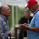 Ron Dennis (GBR) McLaren Executive Chairman and Niki Lauda (AUT) Mercedes AMG F1 Non-Executive Chairman at Formula One World Championship, Rd13, Singapore Grand Prix, Race, Marina Bay Street Circuit, Singapore, Sunday 20 September 2015. © Sutton Motorsport Images