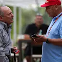Ron Dennis (GBR) McLaren Executive Chairman and Niki Lauda (AUT) Mercedes AMG F1 Non-Executive Chairman at Formula One World Championship, Rd13, Singapore Grand Prix, Race, Marina Bay Street Circuit, Singapore, Sunday 20 September 2015. © Sutton Motorsport Images