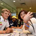 Marcus Ericsson (SWE) Sauber poses for a selfie with a fan at the autograph session at Formula One World Championship, Rd13, Singapore Grand Prix, Preparations, Marina Bay Street Circuit, Singapore, Thursday 17 September 2015. © Sutton Motorsport Images