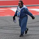 Marshals clear debris from the track at Formula One World Championship, Rd16, United States  Grand Prix, Race, Austin, Texas, USA, Sunday 25 October 2015. © Sutton Motorsport Images
