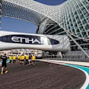 Renault Sport F1 Team walk the track at Formula One World Championship, Rd21, Abu Dhabi Grand Prix, Preparations, Yas Marina Circuit, Abu Dhabi, UAE, Thursday 24 November 2016. © Sutton Images