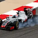 Romain Grosjean (FRA) Haas VF-16 locks up at Formula One World Championship, Rd2, Bahrain Grand Prix Practice, Bahrain International Circuit, Sakhir, Bahrain, Friday 1 April 2016. © Sutton Motorsport Images