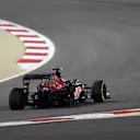 Carlos Sainz (ESP) Scuderia Toro Rosso STR11 with rear puncture at Formula One World Championship, Rd2, Bahrain Grand Prix Race, Bahrain International Circuit, Sakhir, Bahrain, Sunday 3 April 2016. © Sutton Motorsport Images
