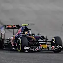 Carlos Sainz (ESP) Scuderia Toro Rosso STR11 with rear puncture at Formula One World Championship, Rd2, Bahrain Grand Prix Race, Bahrain International Circuit, Sakhir, Bahrain, Sunday 3 April 2016. © Sutton Motorsport Images