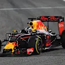 Daniel Ricciardo (AUS) Red Bull Racing RB12 with broken front wing endplate at Formula One World Championship, Rd2, Bahrain Grand Prix Race, Bahrain International Circuit, Sakhir, Bahrain, Sunday 3 April 2016. © Sutton Motorsport Images