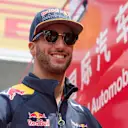 Daniel Ricciardo (AUS) Red Bull Racing on the drivers parade at Formula One World Championship, Rd3, Chinese Grand Prix, Race, Shanghai, China, Sunday 17 April 2016. © Sutton Motorsport Images