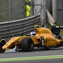 Jolyon Palmer (GBR) Renault Sport F1 Team RS16 with damage on lap one at Formula One World Championship, Rd14, Italian Grand Prix, Race, Monza, Italy, Sunday 4 September 2016. © Sutton Images