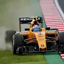 Jolyon Palmer (GBR) Renault Sport F1 Team RS16 runs wide at Formula One World Championship, Rd17, Japanese Grand Prix, Qualifying, Suzuka, Japan, Saturday 8 October 2016. © Sutton Images