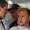 Guenther Steiner (ITA) Haas F1 Team Principal Kevin Magnussen (DEN) Haas F1 at Formula One World Championship, Rd3, Chinese Grand Prix, Qualifying, Shanghai, China, Saturday 14 April 2018. © Mark Sutton/Sutton Images