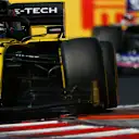 HUNGARORING, HUNGARY - AUGUST 04: Nico Hulkenberg, Renault R.S. 19, leads Sergio Perez, Racing Point RP19 during the Hungarian GP at Hungaroring on August 04, 2019 in Hungaroring, Hungary. (Photo by Andy Hone / LAT Images)
