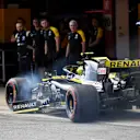 CIRCUIT DE BARCELONA-CATALUNYA, SPAIN - MAY 11: Nico Hulkenberg, Renault R.S. 19, arrives in the pit lane with from end damage after an off in Q1 during the Spanish GP at Circuit de Barcelona-Catalunya on May 11, 2019 in Circuit de Barcelona-Catalunya, Spain. (Photo by Mark Sutton / Sutton Images)