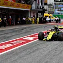 CIRCUIT DE BARCELONA-CATALUNYA, SPAIN - MAY 11: Nico Hulkenberg, Renault R.S. 19, comes in with damage after an off in Q1 during the Spanish GP at Circuit de Barcelona-Catalunya on May 11, 2019 in Circuit de Barcelona-Catalunya, Spain. (Photo by Mark Sutton / Sutton Images)