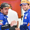 BAHRAIN INTERNATIONAL CIRCUIT, BAHRAIN - APRIL 02: Fernando Alonso, McLaren, talks to Carlos Sainz Jr, McLaren during the Bahrain April testing at Bahrain International Circuit on April 02, 2019 in Bahrain International Circuit, Bahrain. (Photo by Jerry Andre / Sutton Images)
