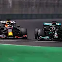 JEDDAH, SAUDI ARABIA - DECEMBER 05: Max Verstappen of the Netherlands driving the (33) Red Bull Racing RB16B Honda and Lewis Hamilton of Great Britain driving the (44) Mercedes AMG Petronas F1 Team Mercedes W12 during the F1 Grand Prix of Saudi Arabia at Jeddah Corniche Circuit on December 05, 2021 in Jeddah, Saudi Arabia. (Photo by Lars Baron/Getty Images)