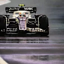 SINGAPORE, SINGAPORE - OCTOBER 01: Yuki Tsunoda of Japan driving the (22) Scuderia AlphaTauri AT03 during final practice ahead of the F1 Grand Prix of Singapore at Marina Bay Street Circuit on October 01, 2022 in Singapore, Singapore. (Photo by Clive Mason/Getty Images)