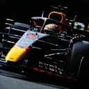 SINGAPORE, SINGAPORE - OCTOBER 01: Max Verstappen of the Netherlands driving the (1) Oracle Red Bull Racing RB18 on track during qualifying ahead of the F1 Grand Prix of Singapore at Marina Bay Street Circuit on October 01, 2022 in Singapore, Singapore. (Photo by Clive Rose/Getty Images,)