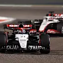 BAHRAIN, BAHRAIN - MARCH 05: Nyck de Vries of Netherlands driving the (21) Scuderia AlphaTauri AT04 leads Kevin Magnussen of Denmark driving the (20) Haas F1 VF-23 Ferrari during the F1 Grand Prix of Bahrain at Bahrain International Circuit on March 05, 2023 in Bahrain, Bahrain. (Photo by Lars Baron/Getty Images)