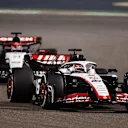 BAHRAIN, BAHRAIN - MARCH 05: Kevin Magnussen of Denmark driving the (20) Haas F1 VF-23 Ferrari leads Nyck de Vries of Netherlands driving the (21) Scuderia AlphaTauri AT04 on track during the F1 Grand Prix of Bahrain at Bahrain International Circuit on March 05, 2023 in Bahrain, Bahrain. (Photo by Lars Baron/Getty Images)