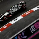 LAS VEGAS, NEVADA - NOVEMBER 17: Yuki Tsunoda of Japan driving the (22) Scuderia AlphaTauri AT04 on